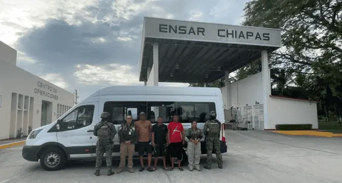 Rescata Semar a 3 migrantes en altamar frente a Puerto Chiapas