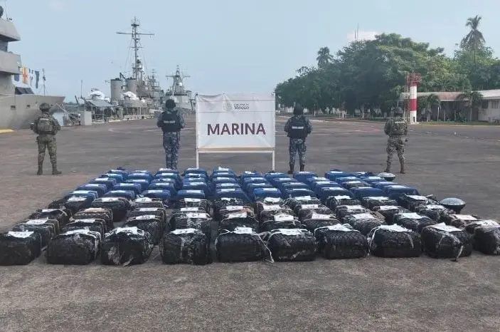 Aseguran autoridades federales 2.5 toneladas de drogas en costas de Michoacán