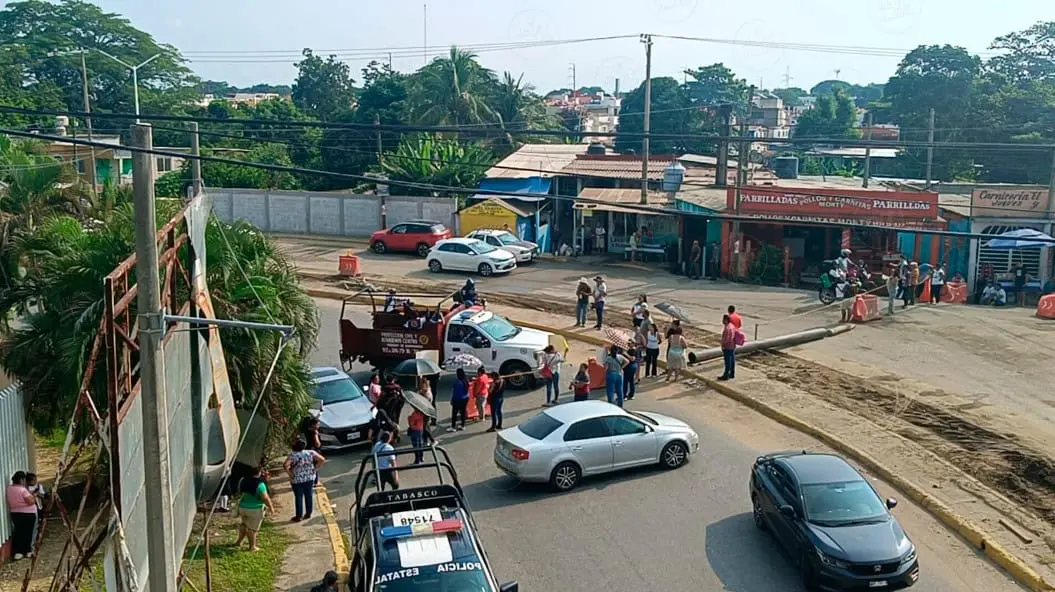 Setab compromete arreglar energía eléctrica en escuela de Ixtacomitán, tras protesta