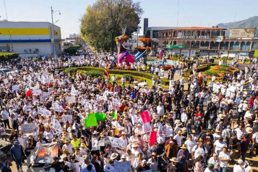 Cerca de 100 mil ciudadanos marchan en Uruapan para exigir justicia por Carlos Manzo