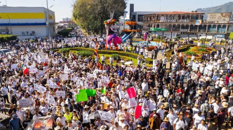 Cerca de 100 mil ciudadanos marchan en Uruapan para exigir justicia por Carlos Manzo