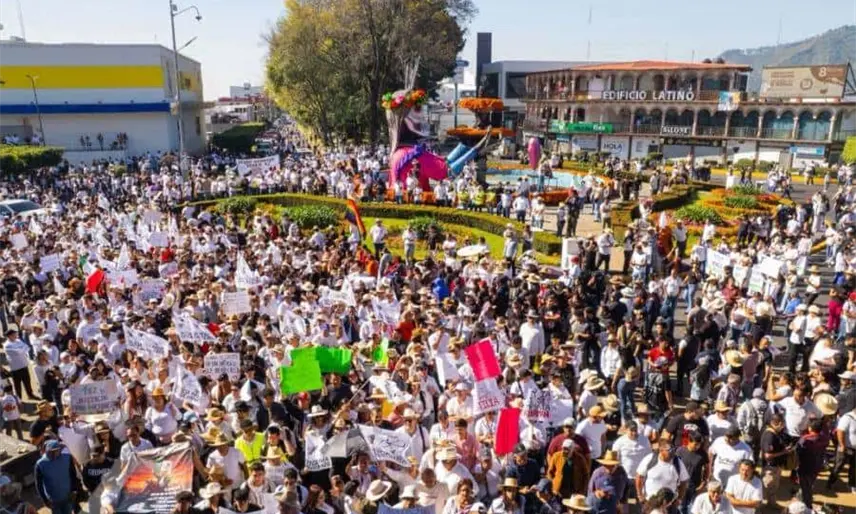 Cerca de 100 mil ciudadanos marchan en Uruapan para exigir justicia por Carlos Manzo