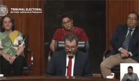 Captan a Lenia Batres durmiendo durante toma de protesta de Gilberto Bátiz en el TEPJF