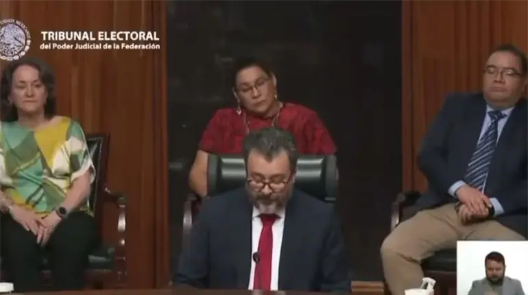 Captan a Lenia Batres durmiendo durante toma de protesta de Gilberto Bátiz en el TEPJF