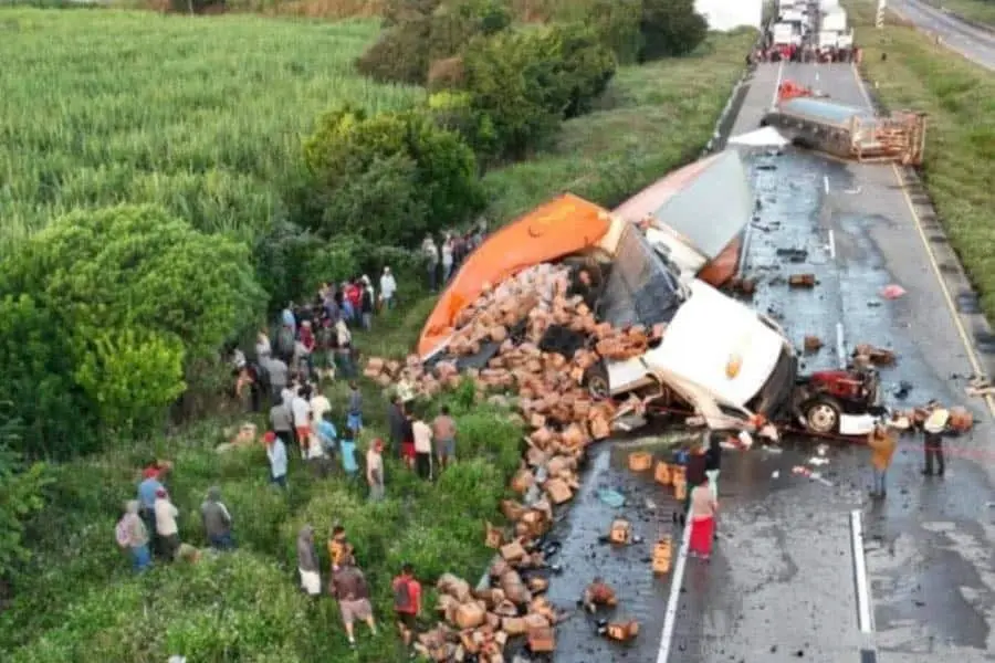 Rapiñan tráiler con cervezas tras volcar en la vía Córdoba – Veracruz
