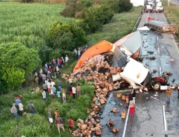 Rapiñan tráiler con cervezas tras volcar en la vía Córdoba – Veracruz
