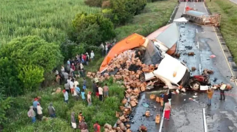 Rapiñan tráiler con cervezas tras volcar en la vía Córdoba – Veracruz