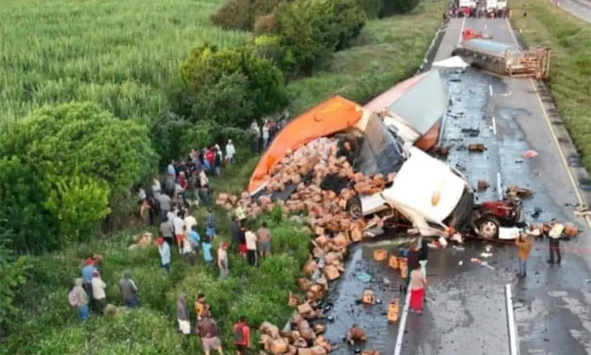 Rapiñan tráiler con cervezas tras volcar en la vía Córdoba – Veracruz