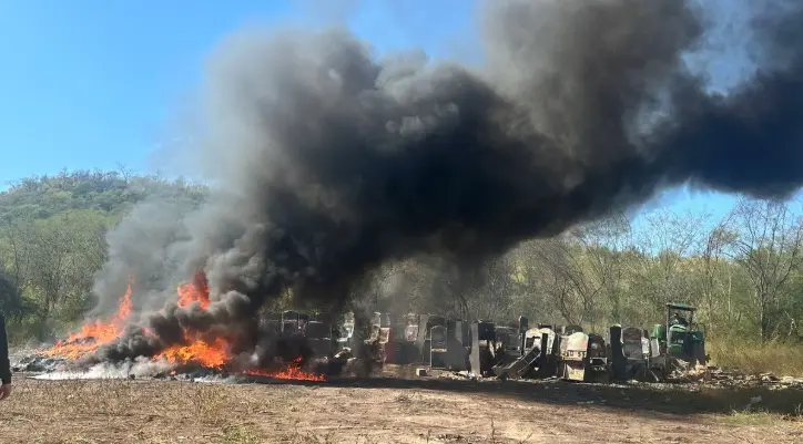 Incineran en Sinaloa más de 2 toneladas de droga, tragamonedas y equipo táctico