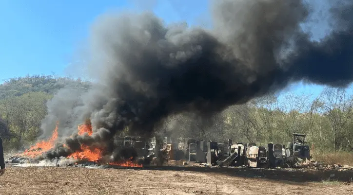 Incineran en Sinaloa más de 2 toneladas de droga, tragamonedas y equipo táctico