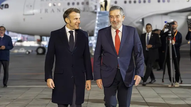 Macron llega a México para su encuentro con Sheinbaum