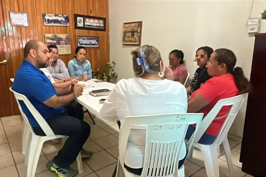 Dialogan con padres de jóvenes del Cetis, exhibidos golpeando a perro