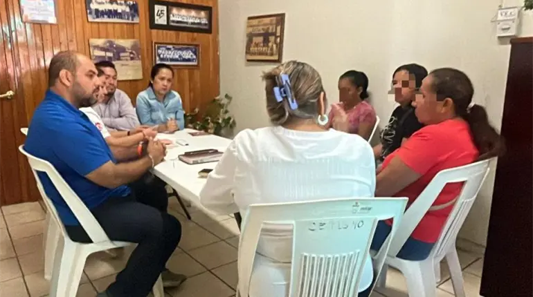Dialogan con padres de jóvenes del Cetis, exhibidos golpeando a perro
