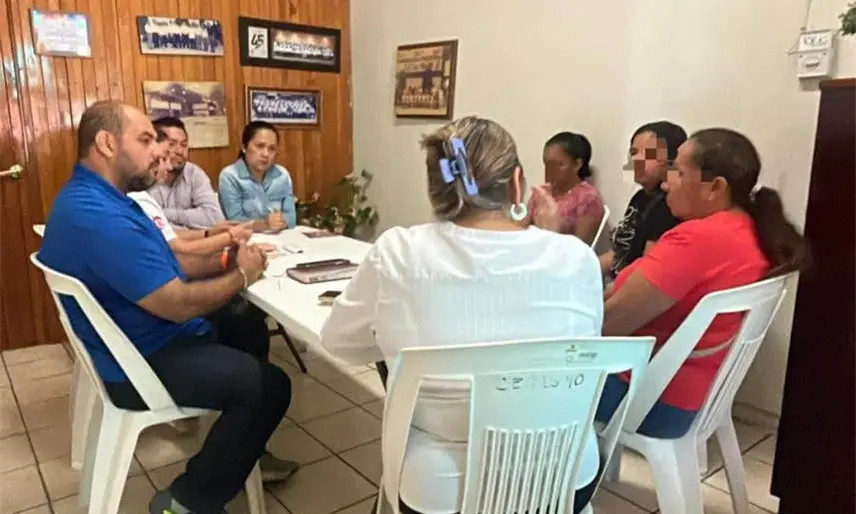 Dialogan con padres de jóvenes del Cetis, exhibidos golpeando a perro