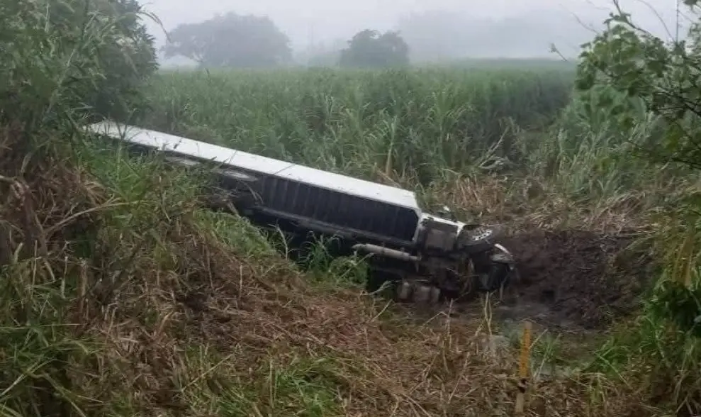 Tráiler se sale de la carretera Cárdenas-Coatzacoalcos