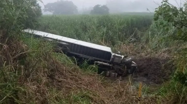 Tráiler se sale de la carretera Cárdenas-Coatzacoalcos