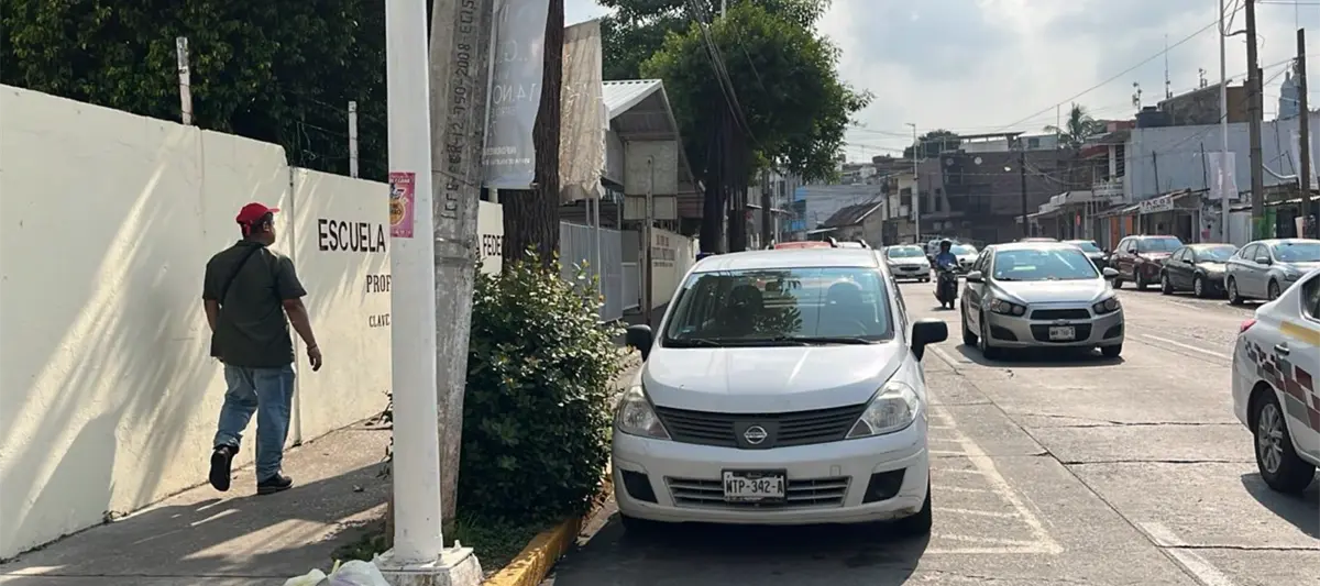 Denuncian robo de batería de carro a plena luz del día en la avenida Mina
