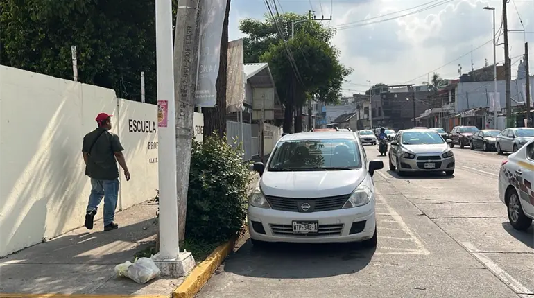 Denuncian robo de batería de carro a plena luz del día en la avenida Mina