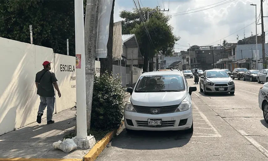 Denuncian robo de batería de carro a plena luz del día en la avenida Mina