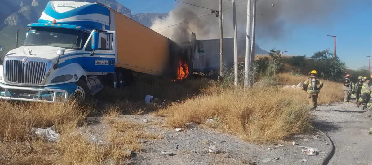 Chocan tráileres en la carretera Monterrey-Saltillo; uno se incendió