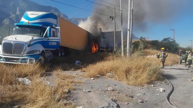 Chocan tráileres en la carretera Monterrey-Saltillo; uno se incendió