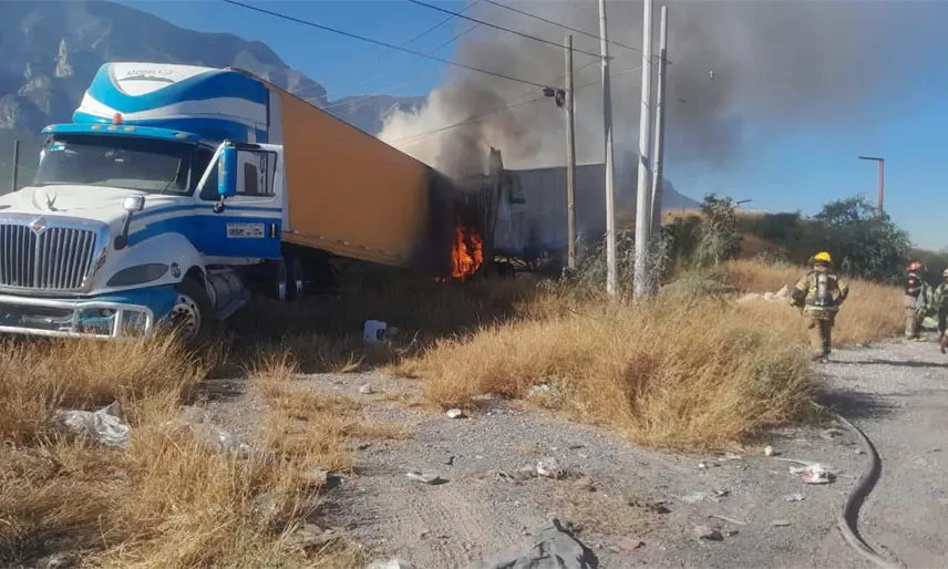 Chocan tráileres en la carretera Monterrey-Saltillo; uno se incendió