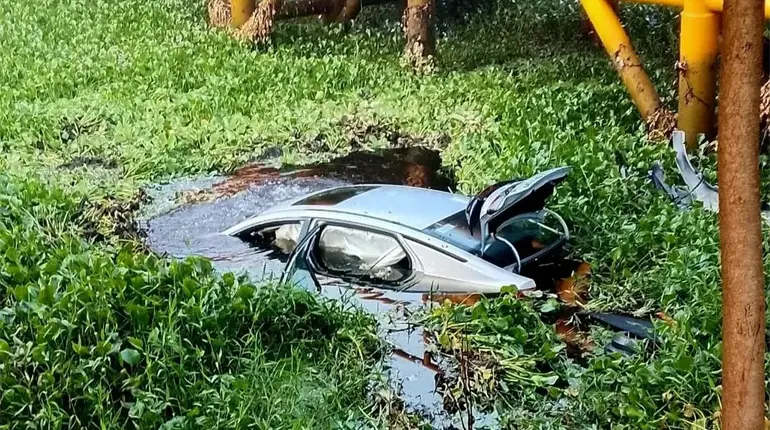 Automovilista pierde el control y termina entre un dren en Tepetitán
