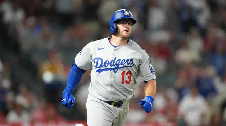 Dodgers asegura regreso de Max Muncy al ejercer la opción del club por 10 millones de dólares