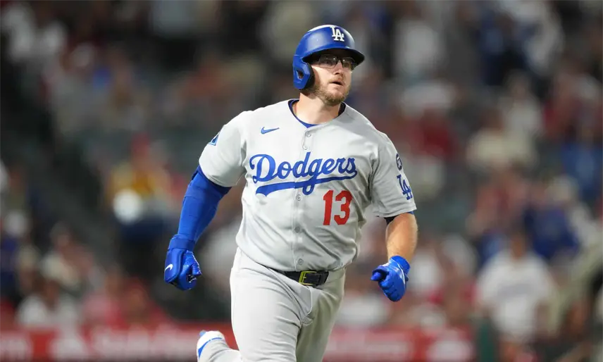 Dodgers asegura regreso de Max Muncy al ejercer la opción del club por 10 millones de dólares