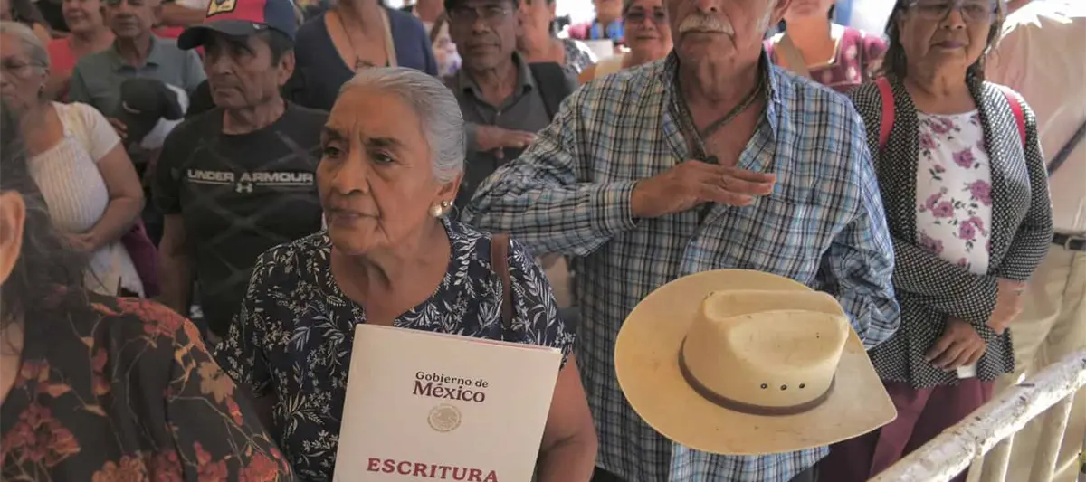 Entrega Sheinbaum escrituras en Nayarit tras restructuración de créditos impagables