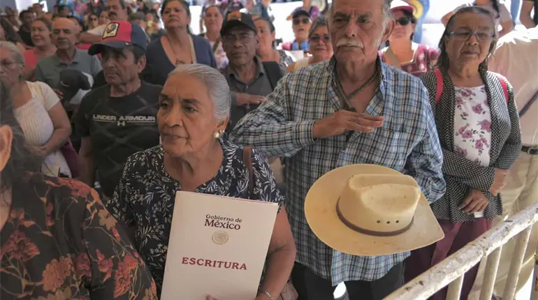 Entrega Sheinbaum escrituras en Nayarit tras restructuración de créditos impagables