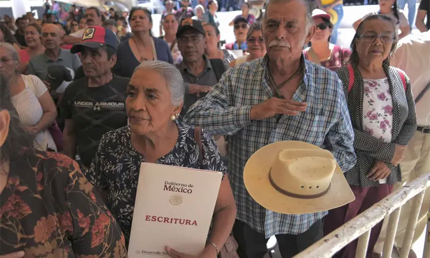 Entrega Sheinbaum escrituras en Nayarit tras restructuración de créditos impagables