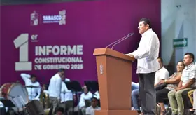 "Aquí estamos y a pesar de algunos aquí seguiremos" afirma May en 1er Informe de Gobierno 