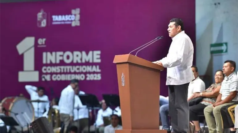 "Aquí estamos y a pesar de algunos aquí seguiremos" afirma May en 1er Informe de Gobierno 