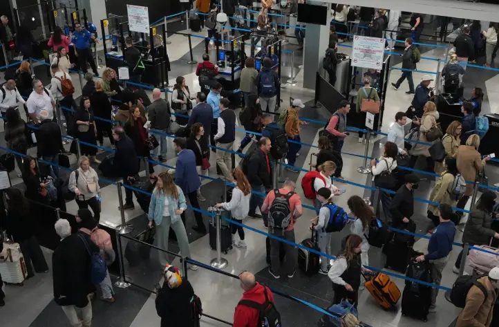 Aeropuertos de EE. UU. viven segundo día de cancelación de vuelos por cierre de gobierno