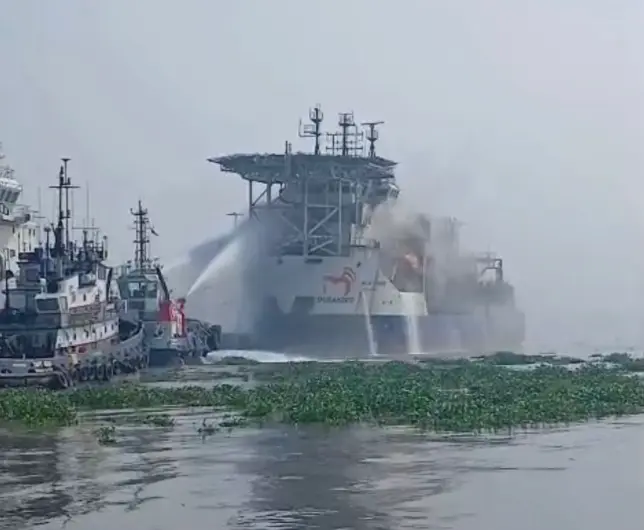 Se incendia buque en puerto de Coatzacoalcos, Veracruz