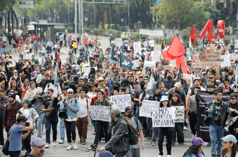 Policías impiden que marcha de la Generación Z llegue al Zócalo