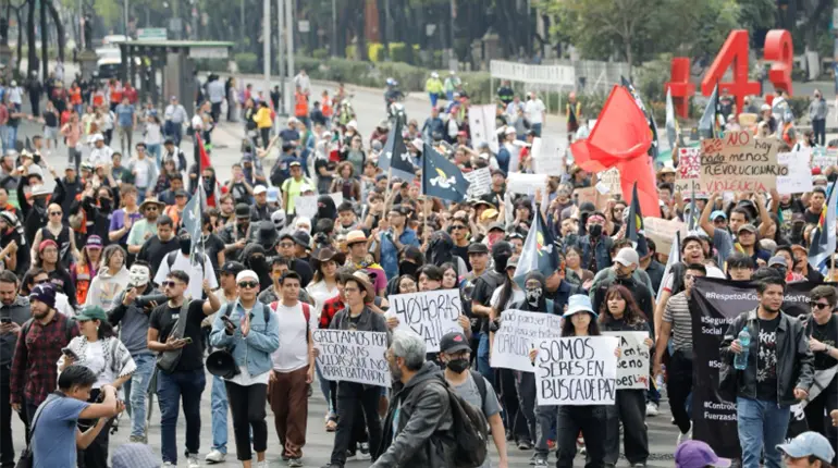 Policías impiden que marcha de la Generación Z llegue al Zócalo
