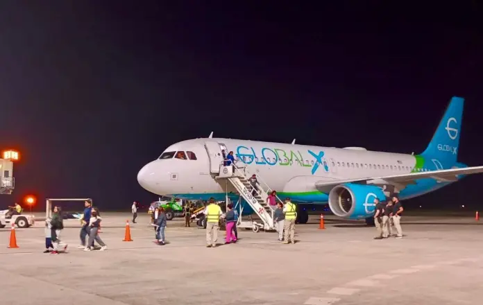 Deporta EE. UU. a 225 mexicanos; arriban a aeropuerto de Tapachula