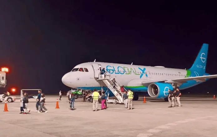 Deporta EE. UU. a 225 mexicanos; arriban a aeropuerto de Tapachula