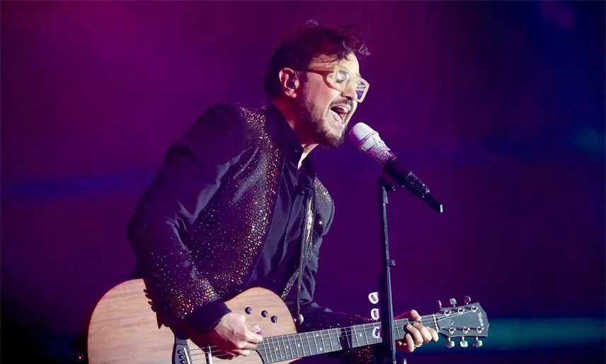 Se interna Aleks Syntek en clínica de rehabilitación tras denuncias de acoso