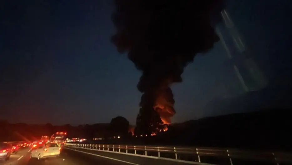 Vuelca pipa y se incendia en la carretera México-Puebla