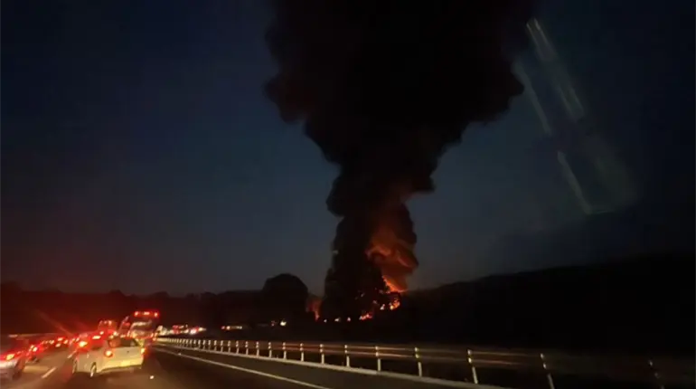 Vuelca pipa y se incendia en la carretera México-Puebla