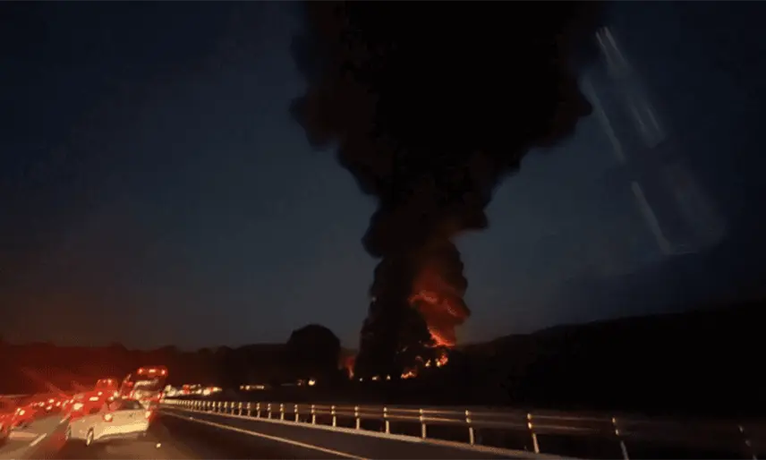 Vuelca pipa y se incendia en la carretera México-Puebla