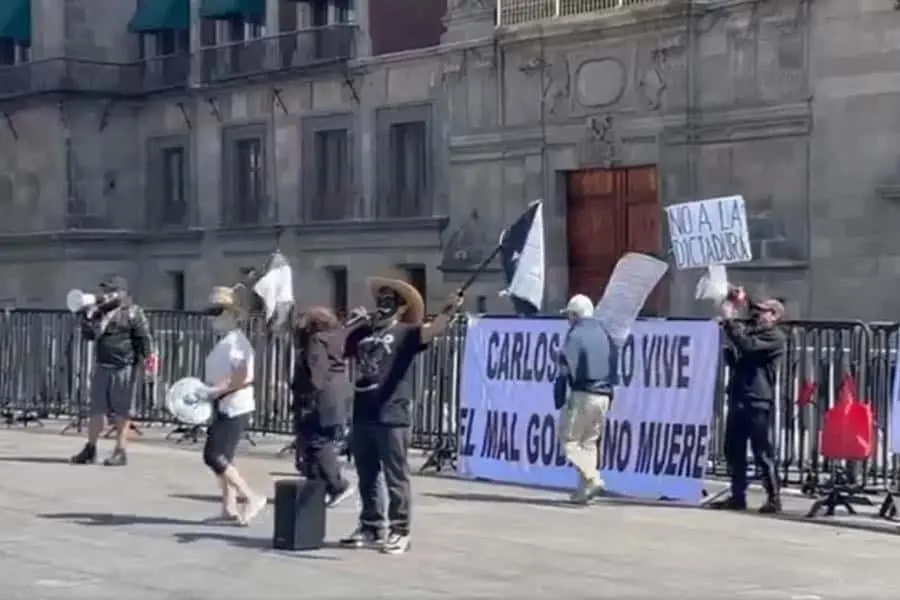Manifestantes exigen renuncia del gobernador de Michoacán, afuera de Palacio Nacional