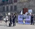Manifestantes exigen renuncia del gobernador de Michoacán, afuera de Palacio Nacional
