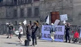 Manifestantes exigen renuncia del gobernador de Michoacán, afuera de Palacio Nacional