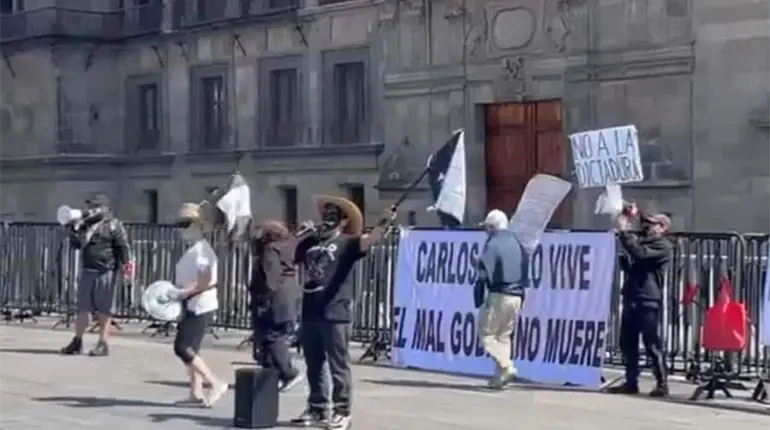Manifestantes exigen renuncia del gobernador de Michoacán, afuera de Palacio Nacional