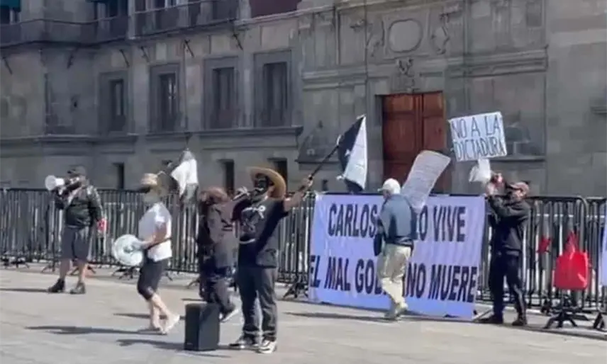 Manifestantes exigen renuncia del gobernador de Michoacán, afuera de Palacio Nacional