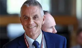 Director de la BBC dimite tras críticas por la edición de un discurso de Trump